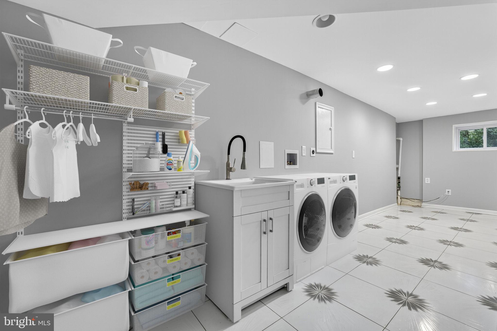 STONEYBROOKE - Residential