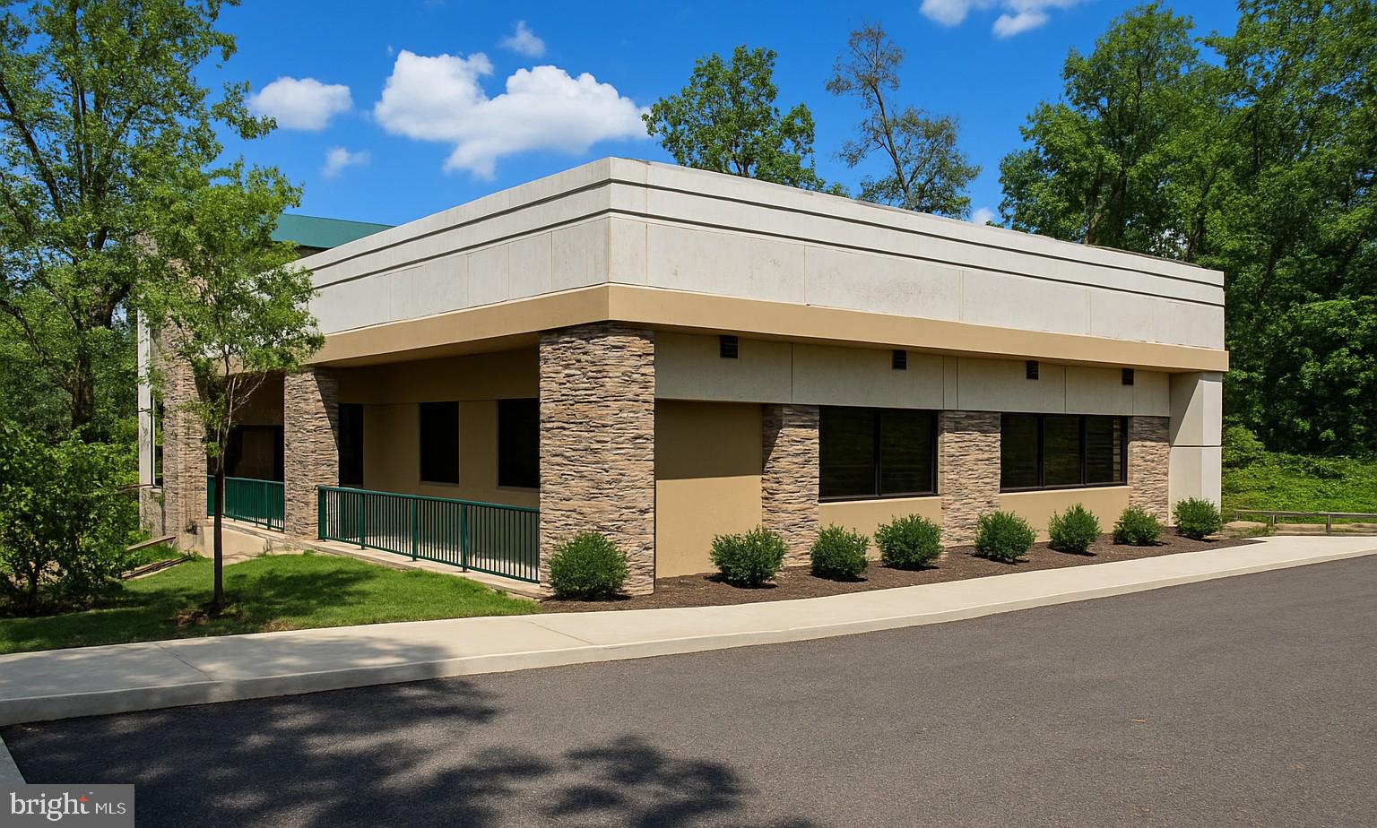 New Construction – Prime Medical Office
Space
• All Floors ADA Accessible
• Modern, Thoughtful Design
• Flexible Floor Plans
• Newtown Square, Rt. 3 Corridor
• Ready for Fit-Out
• Tenant Improvement Allowance Available
• “Green” Rooftop Terrace Common Area
• Abundant Parking (5:1 Ratio)
• High Visibility – Heavy Traffic Counts
• 24-Hour Access
• Suites Available: 2,245 SF and 3,914 SF
