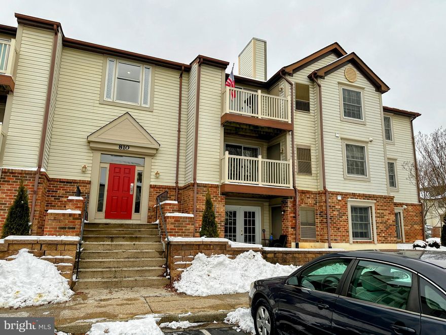 Enjoy the light and space in this charming condo.  This condo features granite counters and kitchen which opens to living and dining room.   Master bedroom has spacious walk-in closet and Jack and Jill bathroom.   Laminate flooring in living room, dining room and carpet in bedrooms.
Freshly painted and ready to go!  Private balcony with extra storage closet and reserved parking .