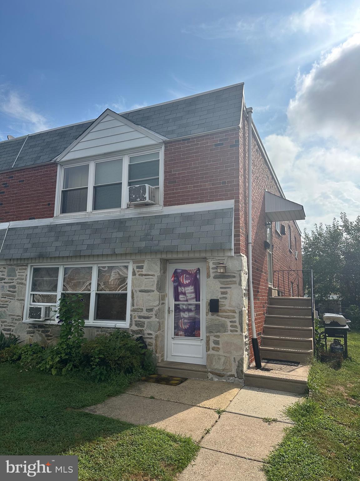 Great investment opportunity to own a duplex in a great neighborhood. Property has separate utilities, close to shopping, public transportation, entertainment and restaurants. Bottom unit has 2 bedrooms and the upstairs unit has 3 bedrooms. Both tenants are on month to month lease.
