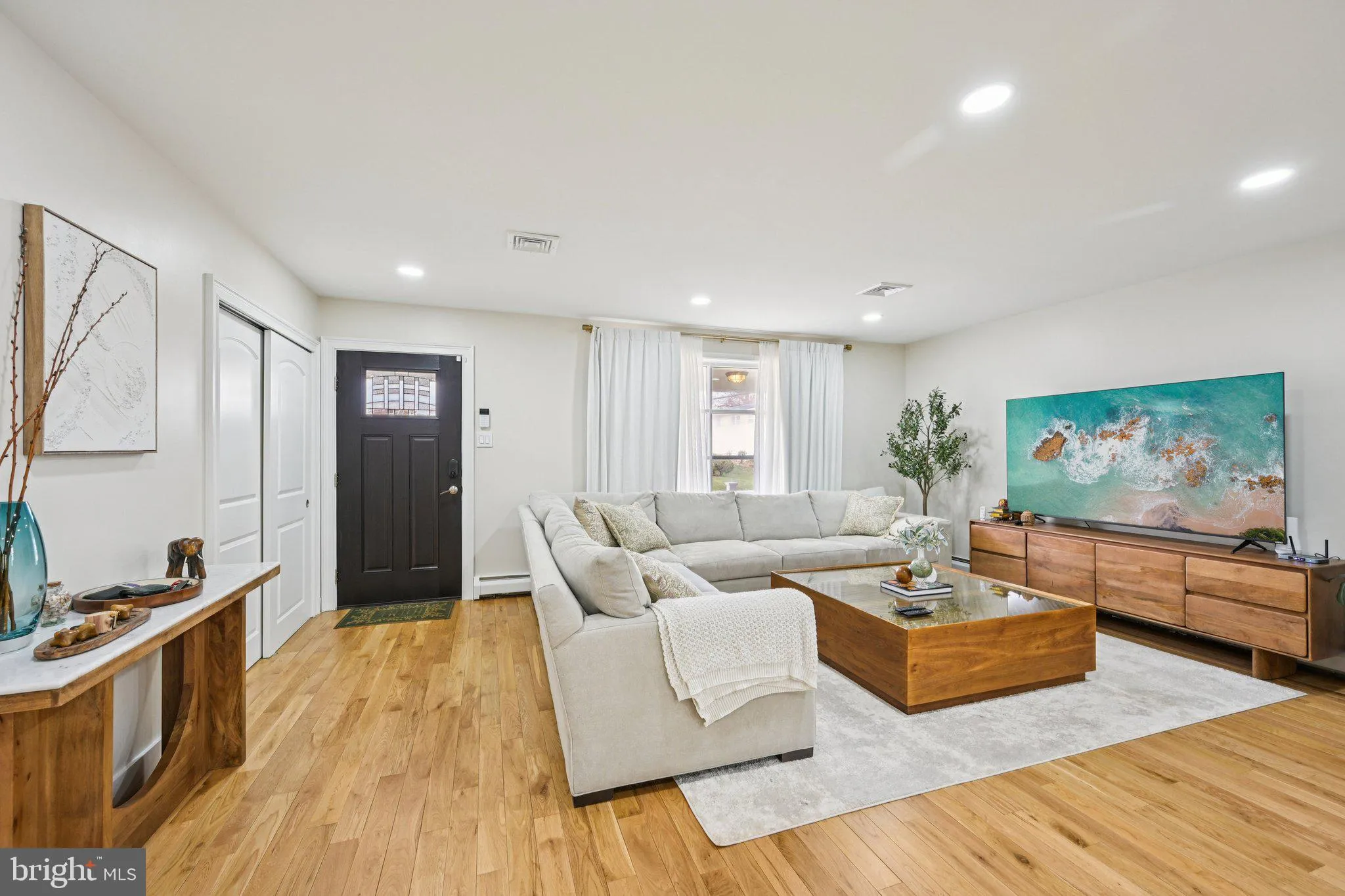 Abington, Pennsylvania 19001, United States, 3 Bedrooms Bedrooms, ,2 BathroomsBathrooms,Residential,Active,242103