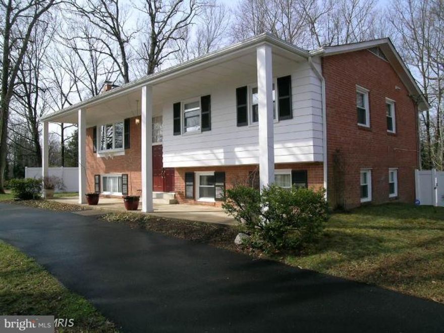 BEAUTIFULLY UPDATED 5BR/3BA SPECTACULAR S/F W/NEWER WINDOWS*MUST SEE INSIDE! RECENTLY UPDATED KITCHEN & BATHS*NEWER STOVE, HVAC & HOT WTR HEATER*HRDWD FLRS*SECURITY SYSTM*LWR LVL ENTERTAIN KIT*RE-BUILT FPS*SO MANY UPGRADES! NEWER PRIV FENCE*CIRCLR DR* LIBR/DEN OPENS TO PATIO*1/2 ACRE LOT ON 1 OF GW'S ORIG FARMS*NO SMOKING, PETS-CBYCASE,PLS*TEN INSUR REQ'D* ENJOY RELAXING COMMUTE ALONG GW PKWY!