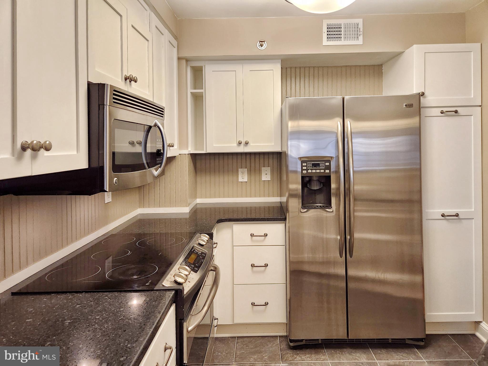 CARLYLE TOWERS - Residential Lease