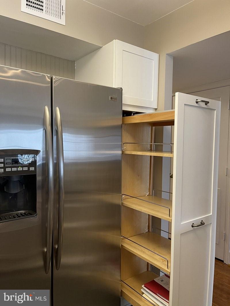 CARLYLE TOWERS - Residential Lease