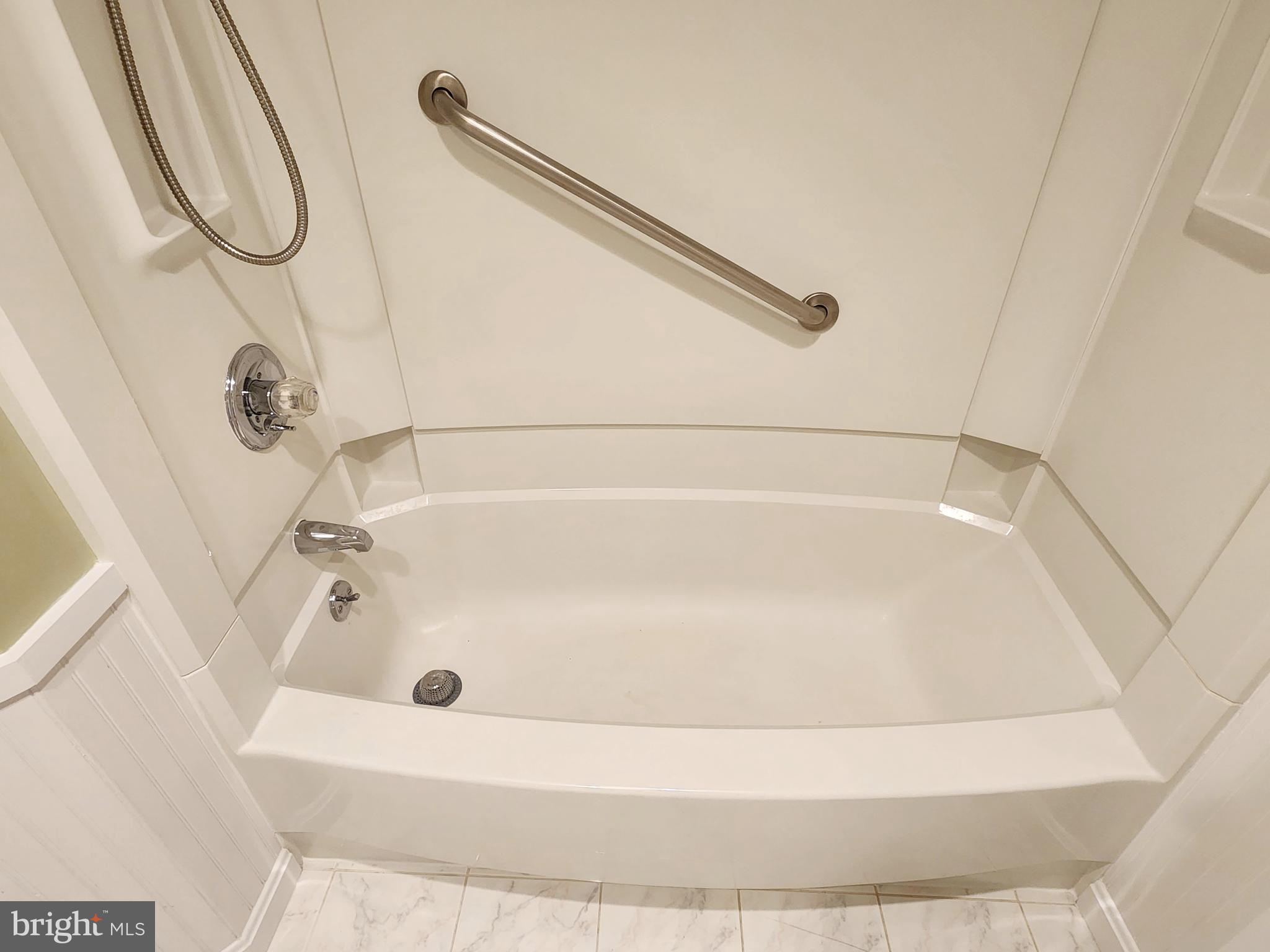 CARLYLE TOWERS - Residential Lease