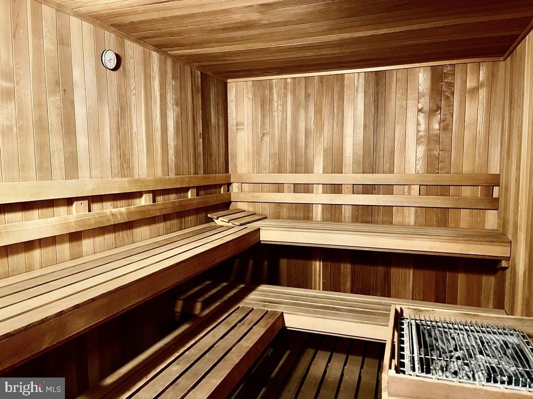 CARLYLE TOWERS - Residential Lease