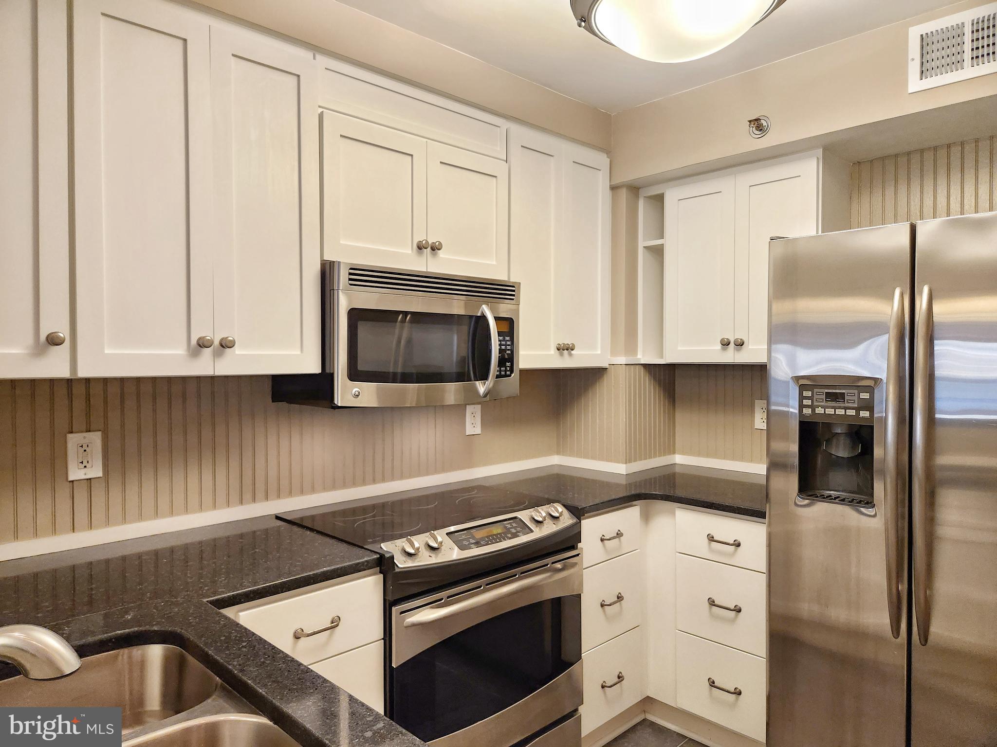 CARLYLE TOWERS - Residential Lease