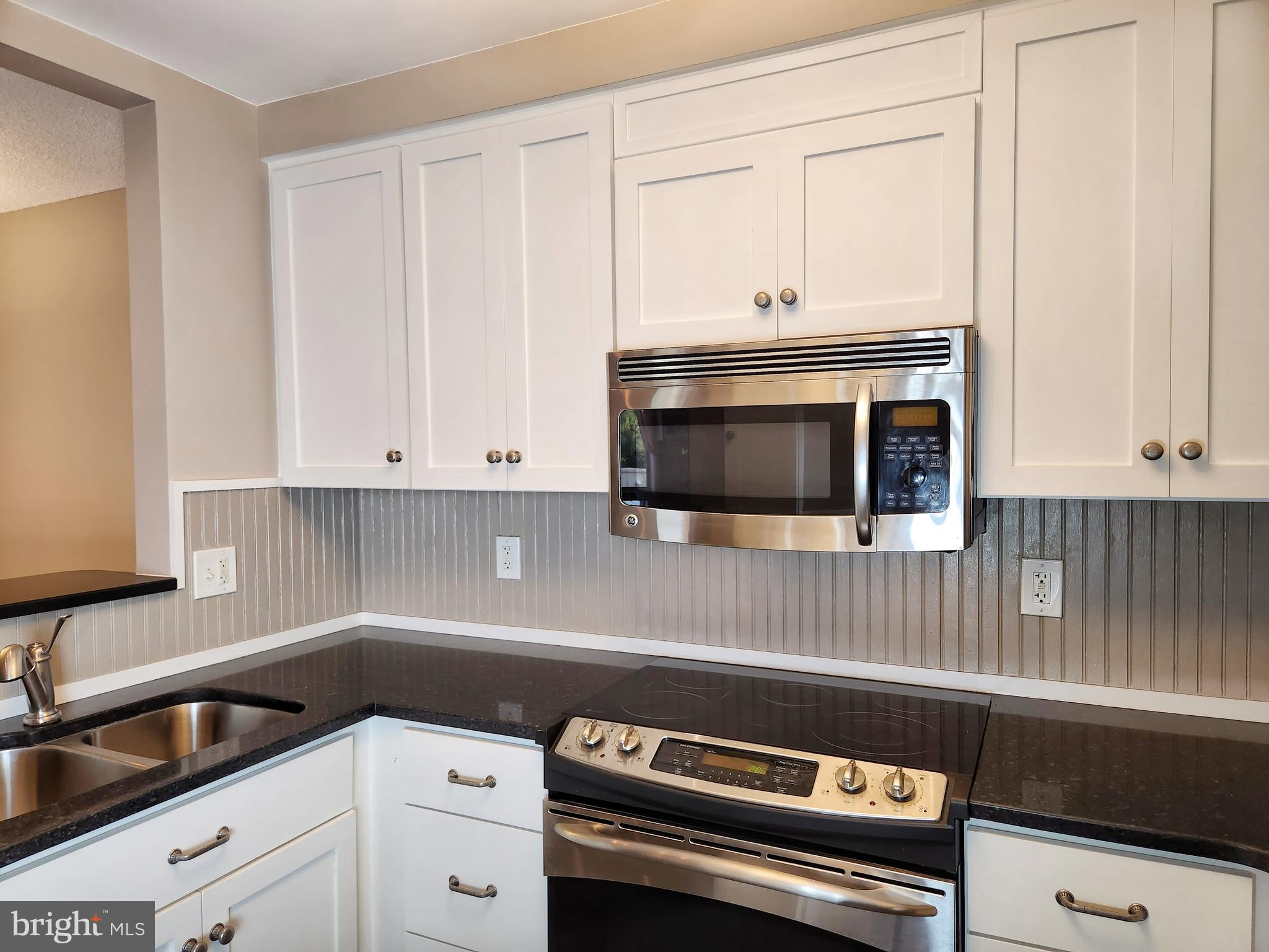 CARLYLE TOWERS - Residential Lease