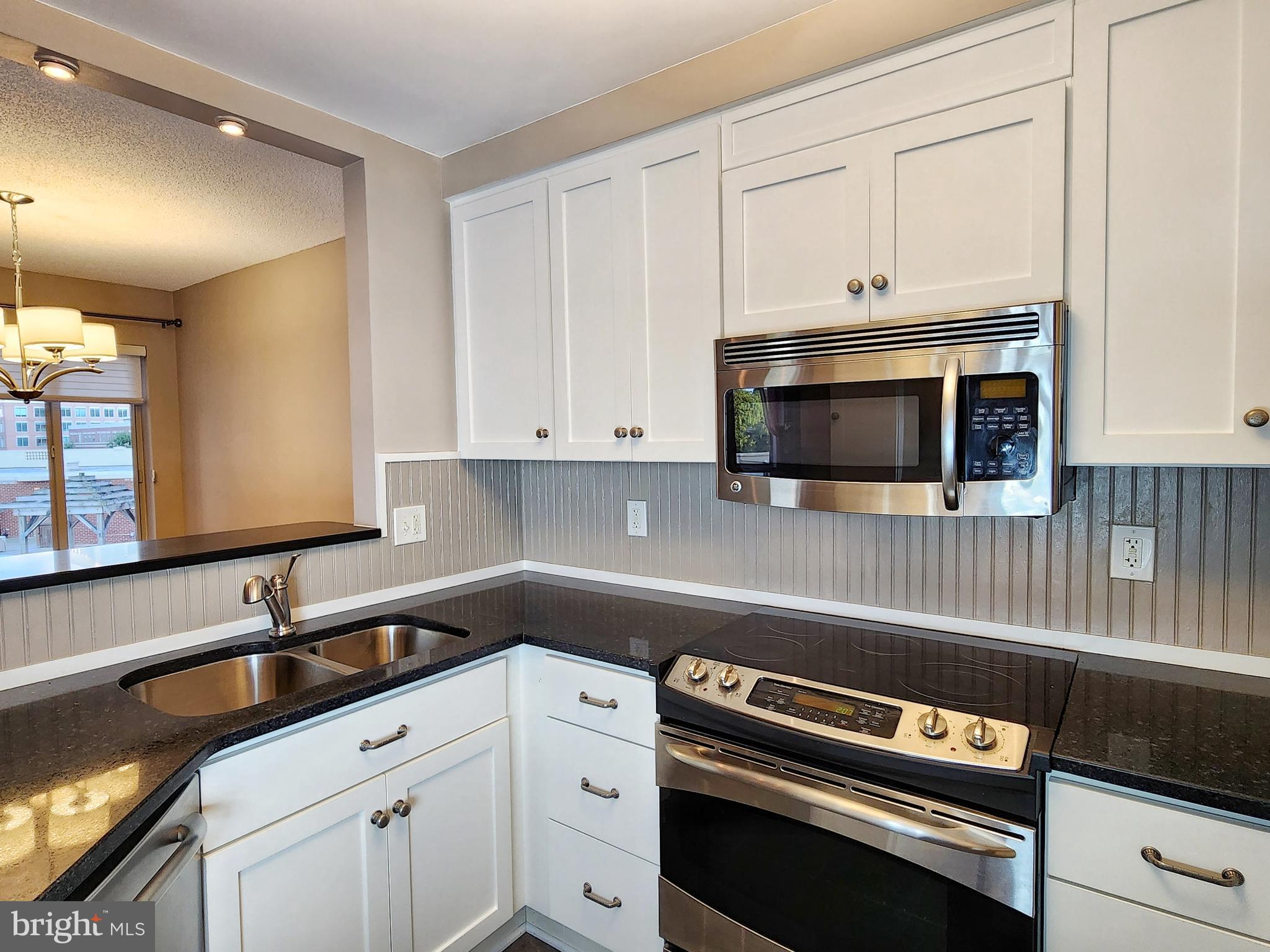 CARLYLE TOWERS - Residential Lease