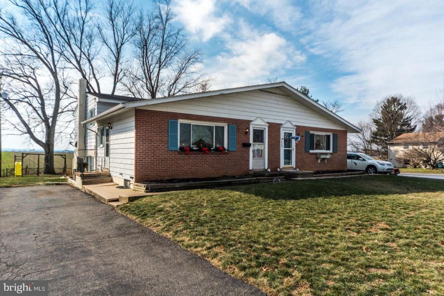 SPLIT LEVEL HOME WITH HARDWOOD FLOORS, CUSTOM CLOSETS, BOOKSHELVES AND BATHROOMS. QUIET NEIGHBORHOOD WITH A GREAT FARM VIEW. NEW FURNACE, WINDOWS, AND WATER SOFTENER. VERY WELL MAINTAINED.