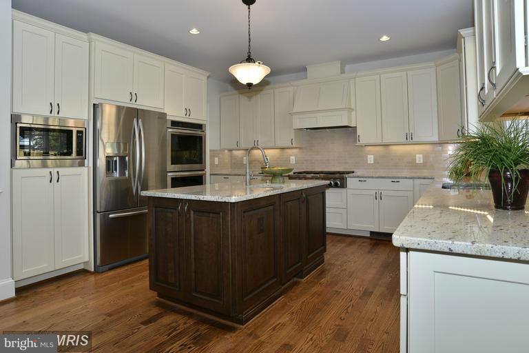 COUNTRY CLUB MANOR - Residential