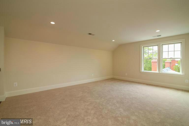 COUNTRY CLUB MANOR - Residential