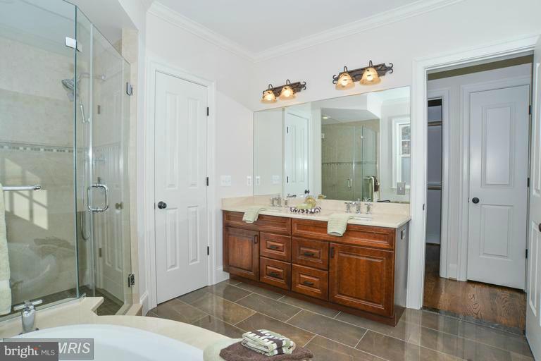 COUNTRY CLUB MANOR - Residential