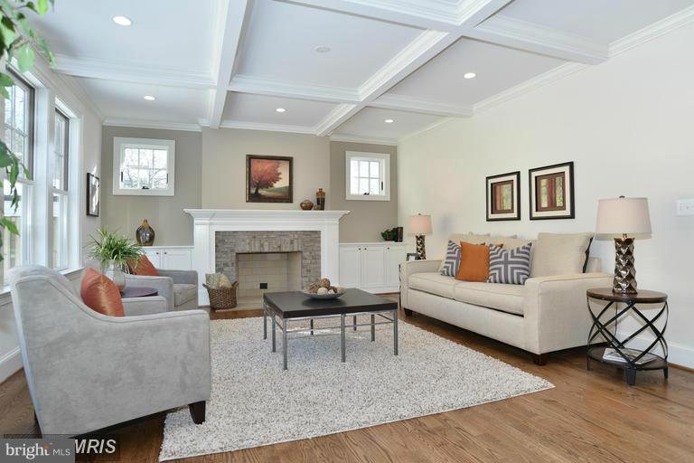 COUNTRY CLUB MANOR - Residential