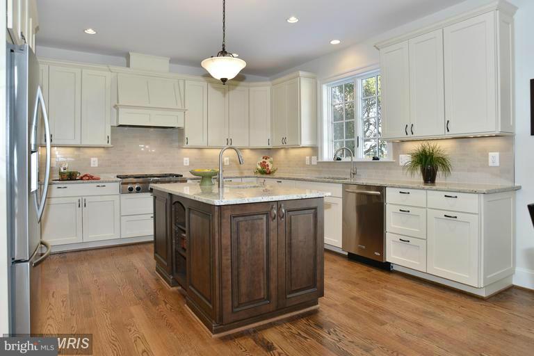 COUNTRY CLUB MANOR - Residential