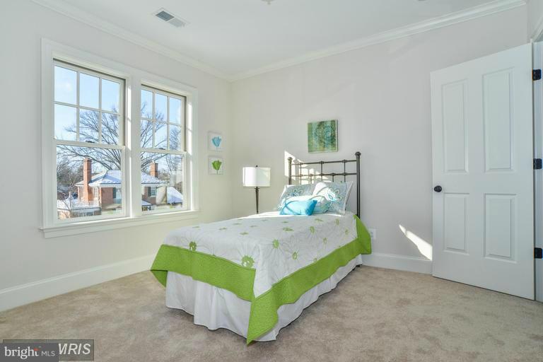 COUNTRY CLUB MANOR - Residential