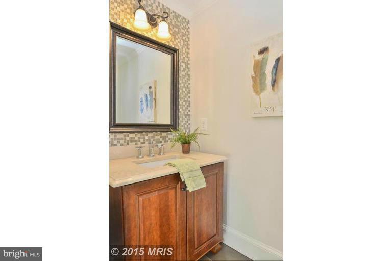 COUNTRY CLUB MANOR - Residential