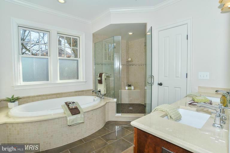 COUNTRY CLUB MANOR - Residential