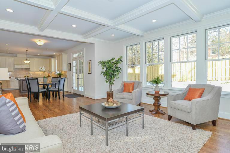 COUNTRY CLUB MANOR - Residential