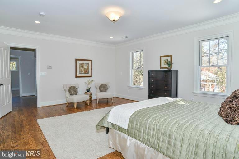 COUNTRY CLUB MANOR - Residential