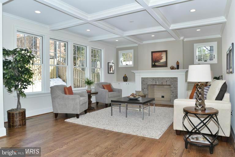 COUNTRY CLUB MANOR - Residential