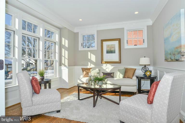 COUNTRY CLUB MANOR - Residential