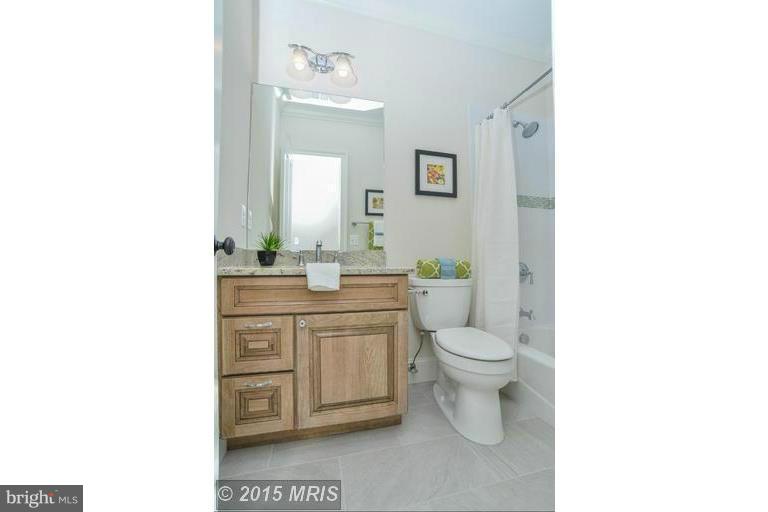 COUNTRY CLUB MANOR - Residential