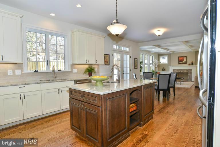 COUNTRY CLUB MANOR - Residential