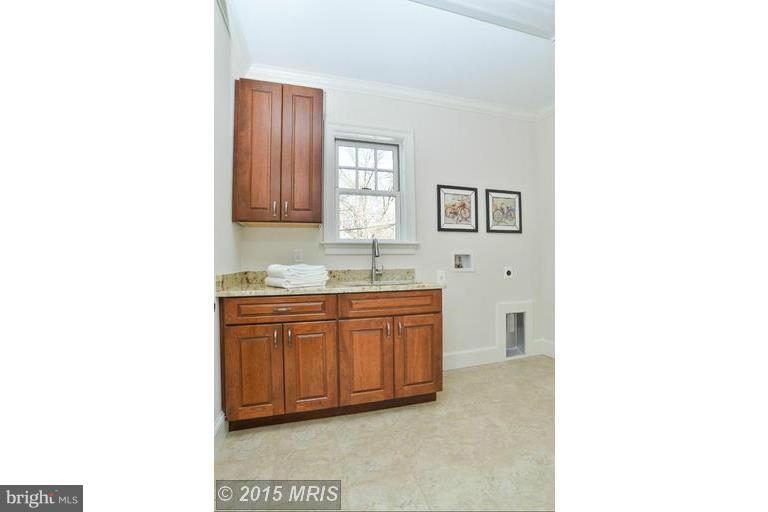 COUNTRY CLUB MANOR - Residential