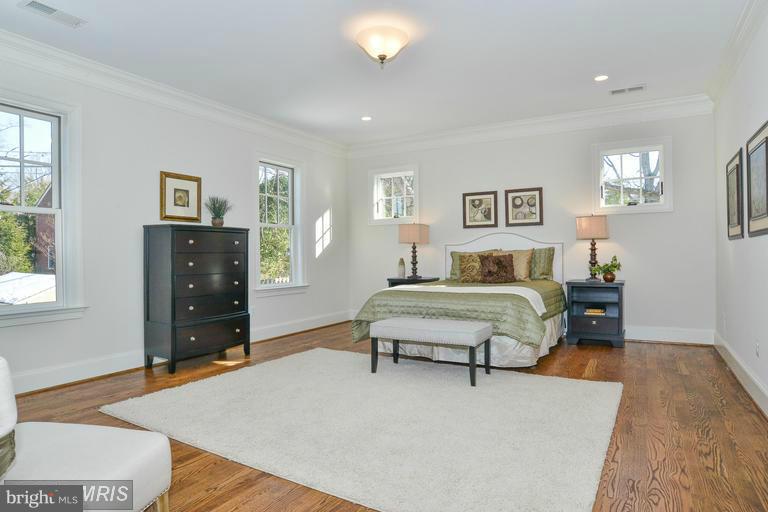 COUNTRY CLUB MANOR - Residential