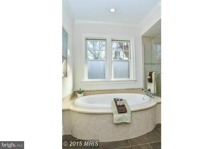 COUNTRY CLUB MANOR - Residential