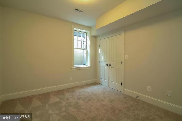 COUNTRY CLUB MANOR - Residential