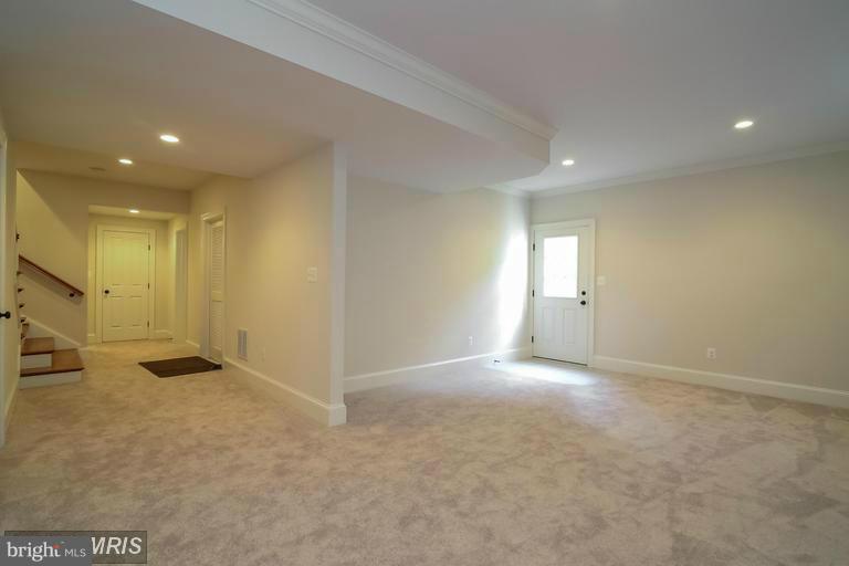 COUNTRY CLUB MANOR - Residential