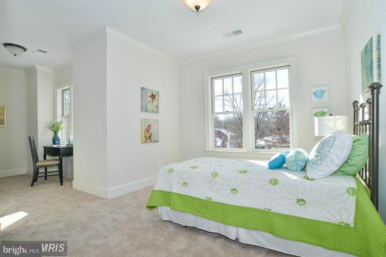 COUNTRY CLUB MANOR - Residential