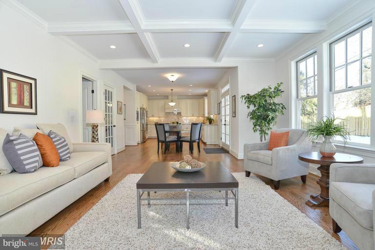 COUNTRY CLUB MANOR - Residential