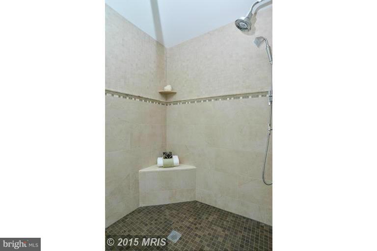 COUNTRY CLUB MANOR - Residential