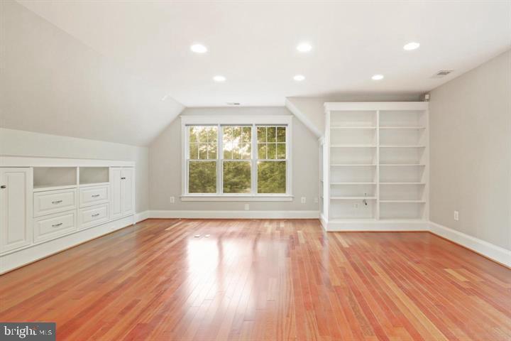 MCLEAN VILLAGE - Residential