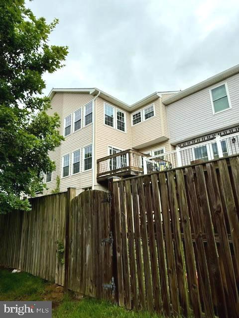 COUNTY GREEN - Residential Lease