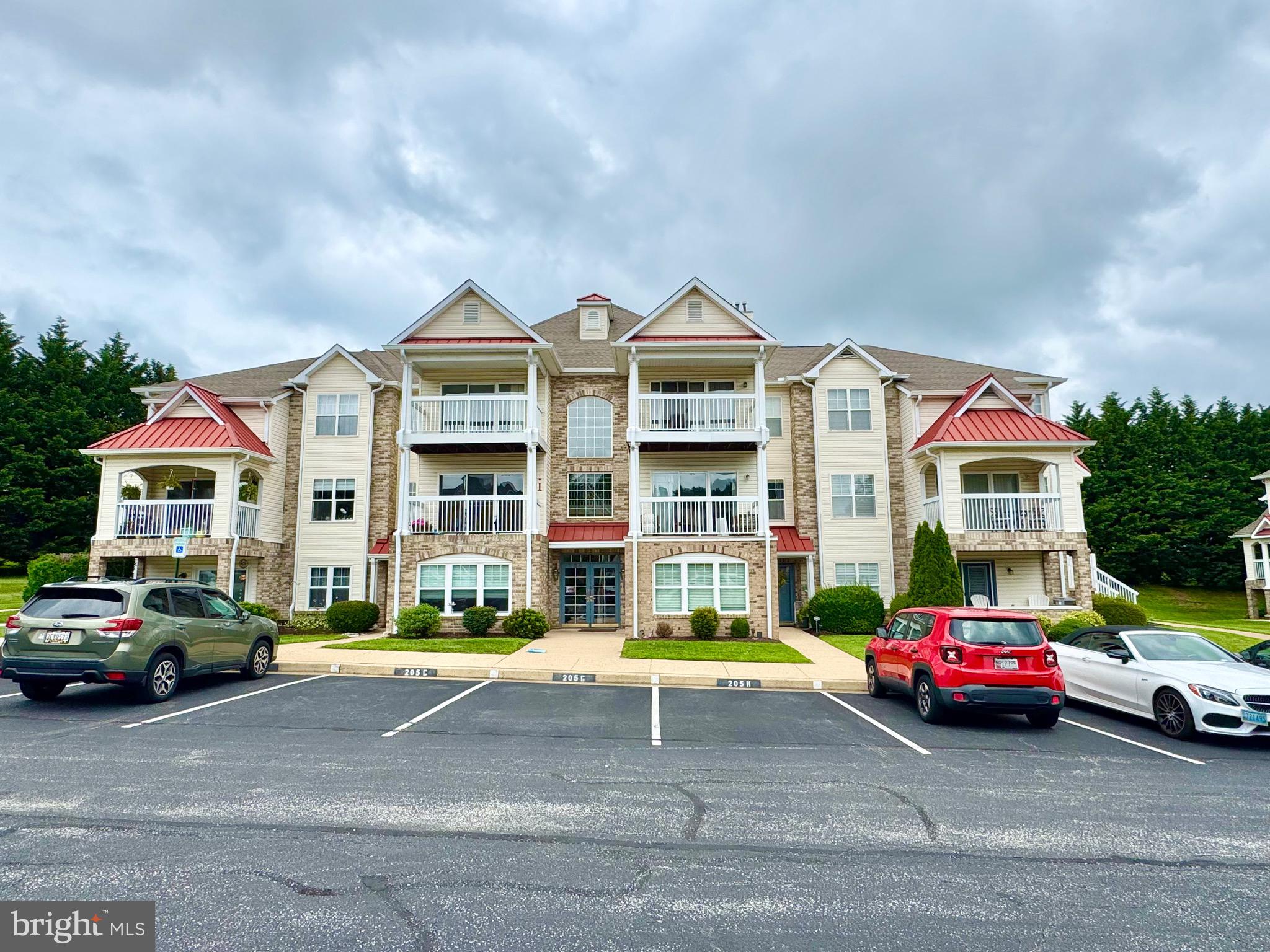 MUST SEE! UPDATED 2 PRIVATE PRIMARY EN-SUITE CONDO TOTALING 1,400 SQ FT IN SOUGHT AFTER SPENCEOLA FARMS COMMUNITY! PRIVATE EN-SUITES EACH WITH A PRIVATE BATHROOM AND WALK-IN CLOSET! KITCHEN W/ NEW GRANITE COUNTER TOPS, SS APPLIANCES, GAS COOKING AND PANTRY! BREAKFAST ROOM OFF KITCHEN W/ CATHEDRAL CEILING AND LIGHTED CEILING FAN! DINING AND FAMILY ROOM! PRIVATE LAUNDRY ROOM W/ OVERSIZED TOP LOADER WASHER AND DRYER! COMMUNITY HAS CLUB HOUSE AND OUTDOOR SWIMMING POOL! CLOSE TO SHOPS & RESTAURANTS!!