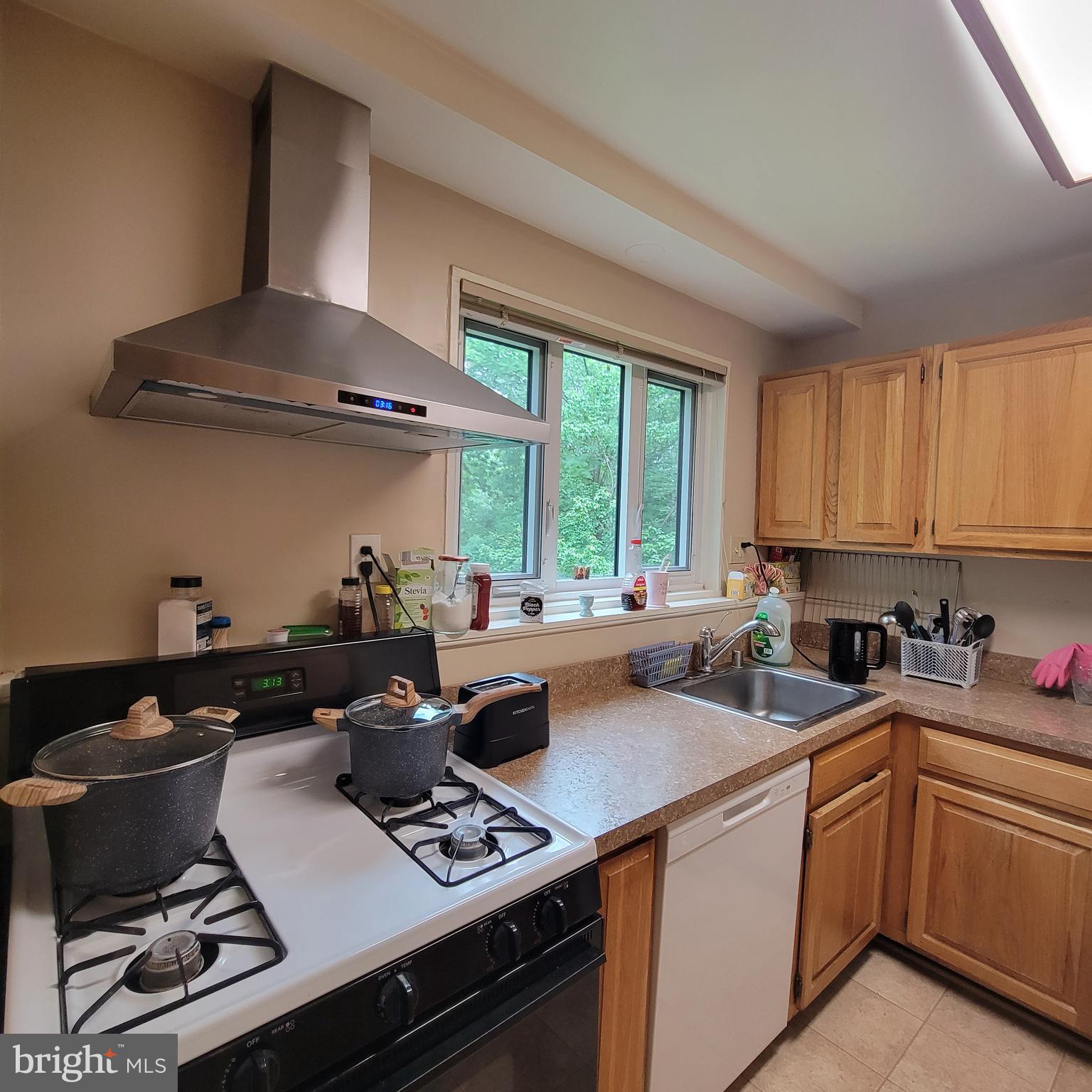 PARKSIDE CONDOMINIUMS - Residential Lease