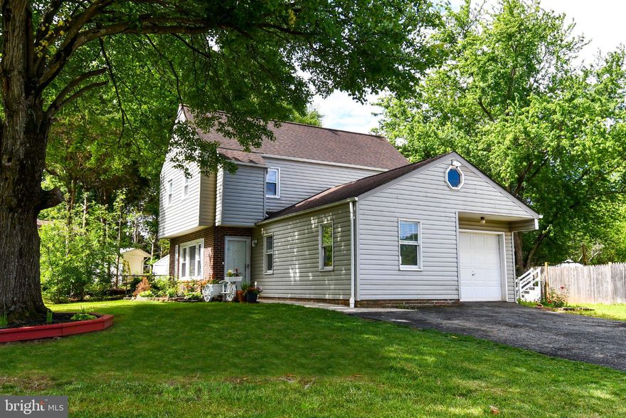 Home ready to move in! Cozy single family home with 4BR, 2.5BA. Excellent location close to main streets, shopping areas and restaurants. Large fence backyard. One car garage with remote control, driveway parking plus plenty of street parking. The fourth bedroom on the main level could be an in-law suite, an office or a playroom. The living room fireplace is decorative only. Attic in second level for additional storage. 
HVAC has been maintained yearly. Washer, dryer, microwave and stove replaced in 2025. Full size refrigerator replaced in 2020. All windows have blinds. Please note two additional refrigerators in the enclosed side porch DO NOT CONVEY. Beautiful laminated floor in main level, hardwood floor on stairs and second level hallway; carpet in second level bedrooms. The house is owners occupied and they started to pack, sorry about any inconveniences.