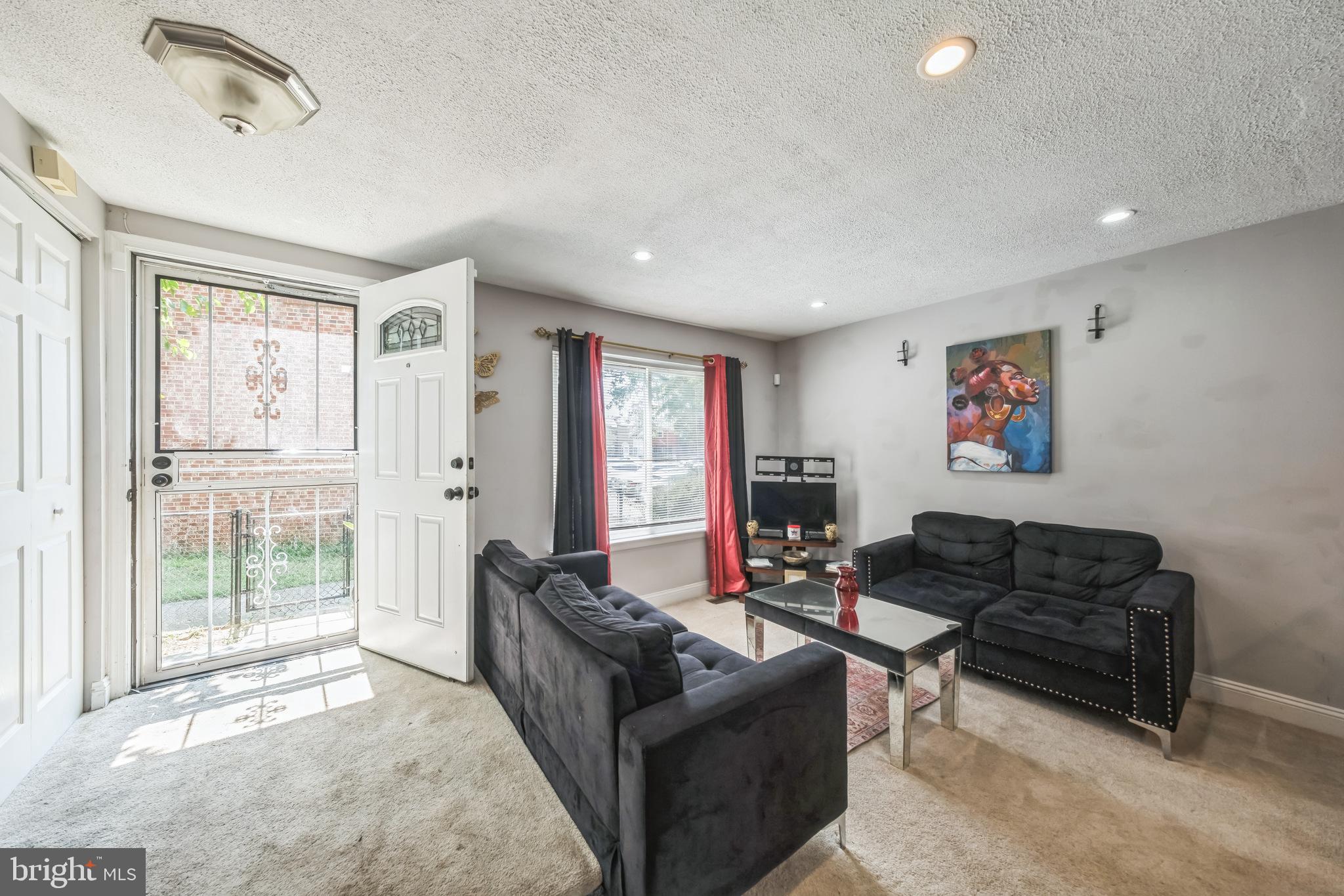 1142 BARNABY TERRACE SE