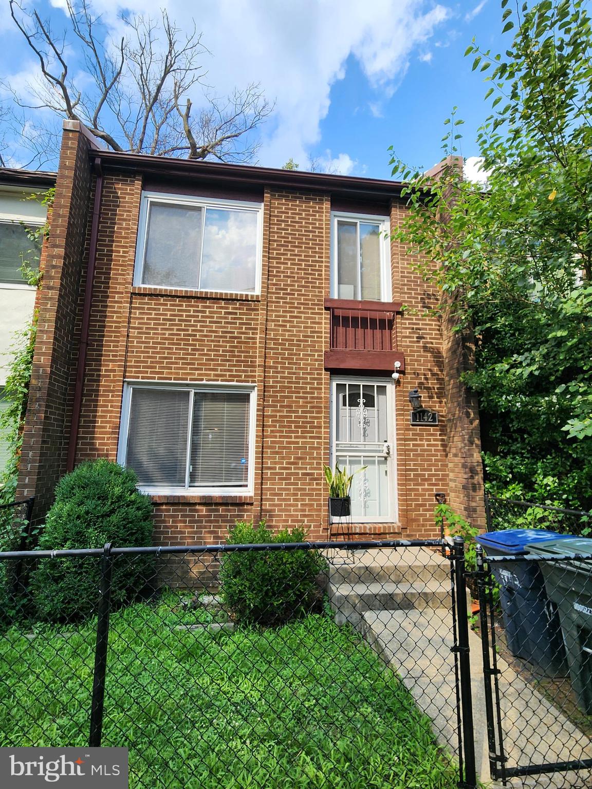 1142 BARNABY TERRACE SE