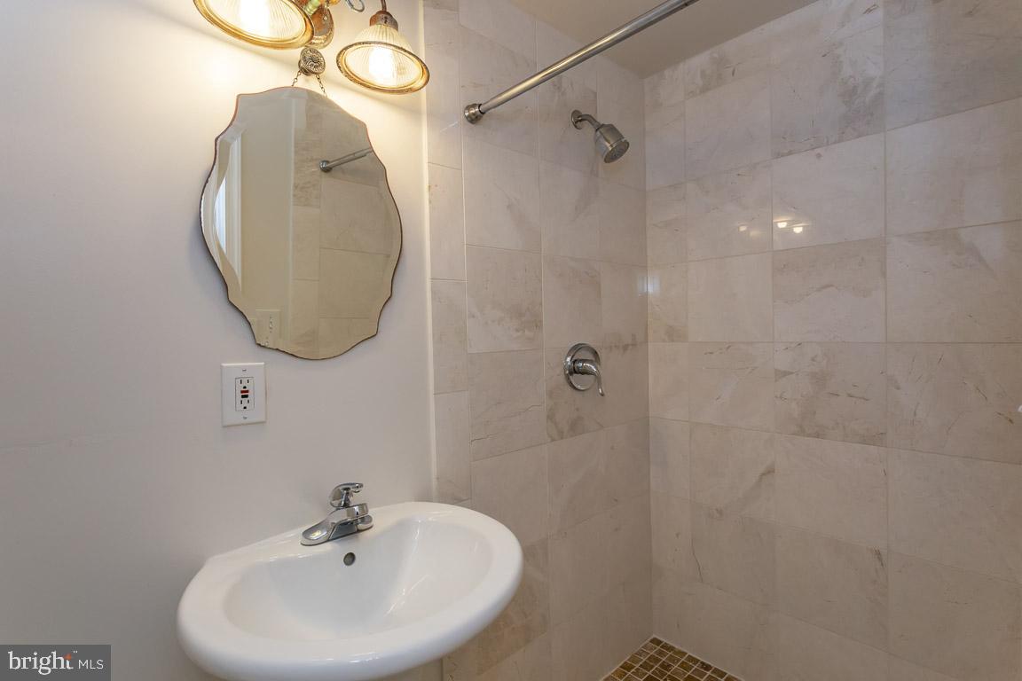 ROLLINGWOOD VILLAGE - Residential Lease