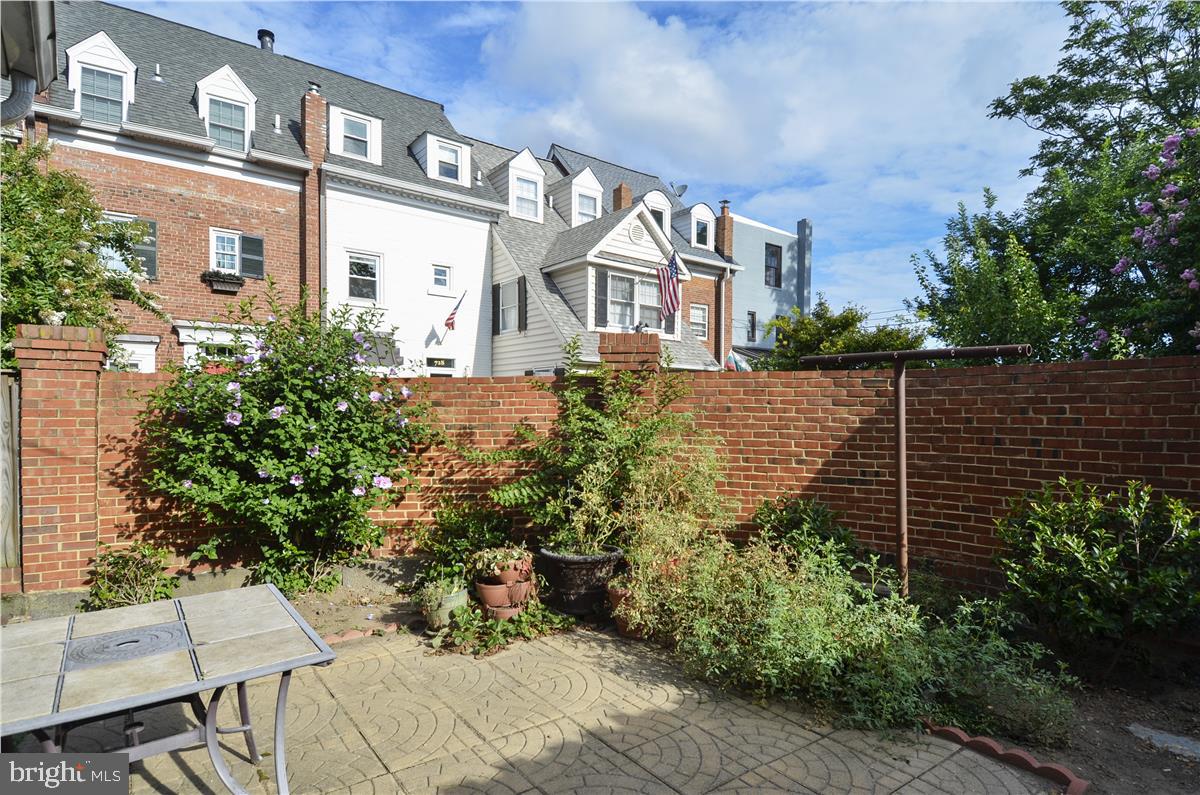 OLD TOWN ALEXANDRIA - Residential Lease