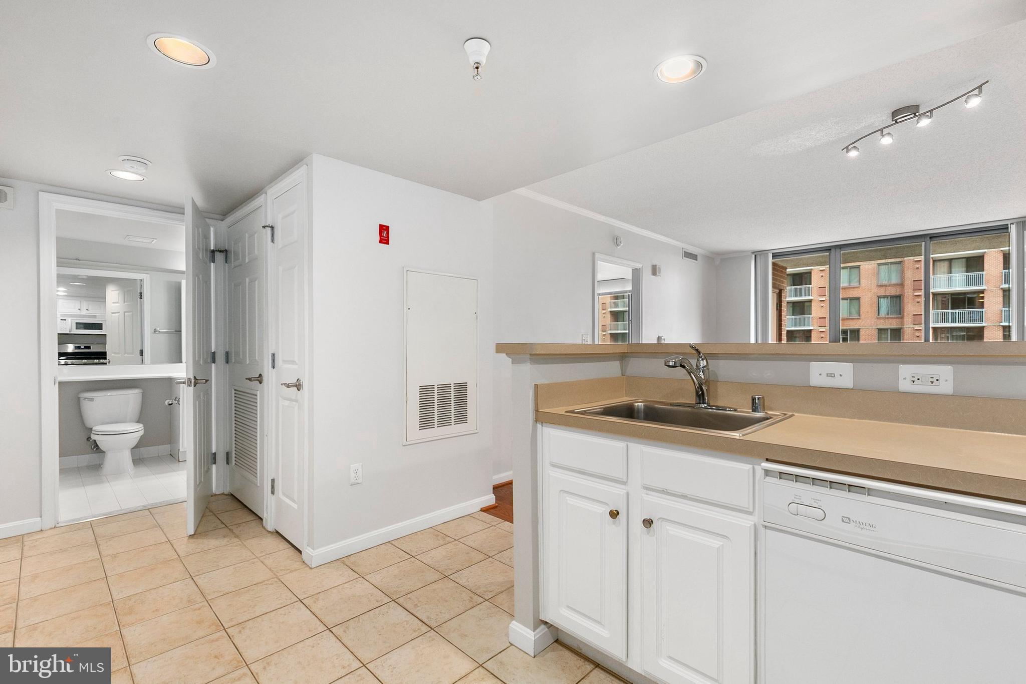 GALLERY AT WHITE FLINT - Residential