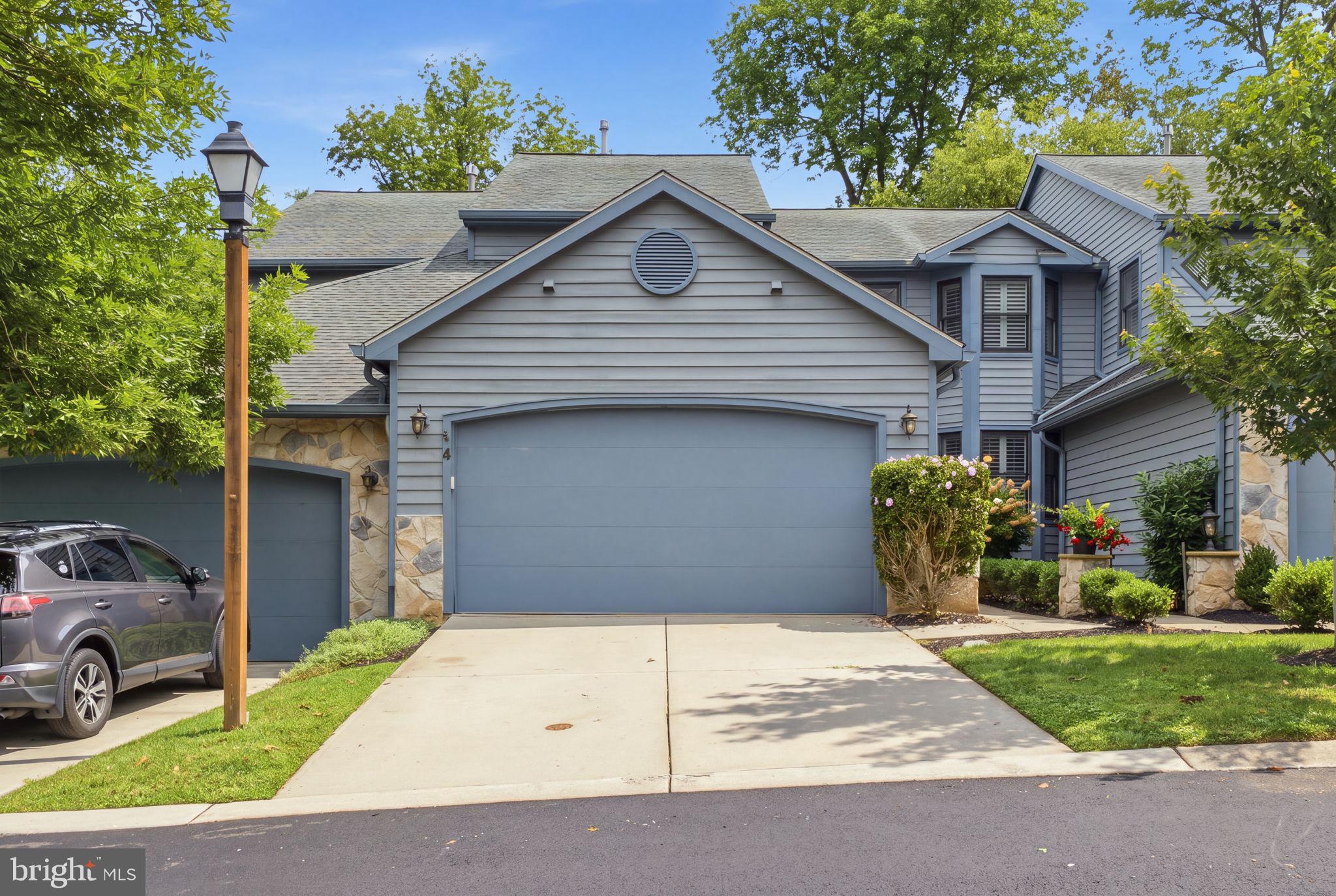 4 HILLSIDE COURT