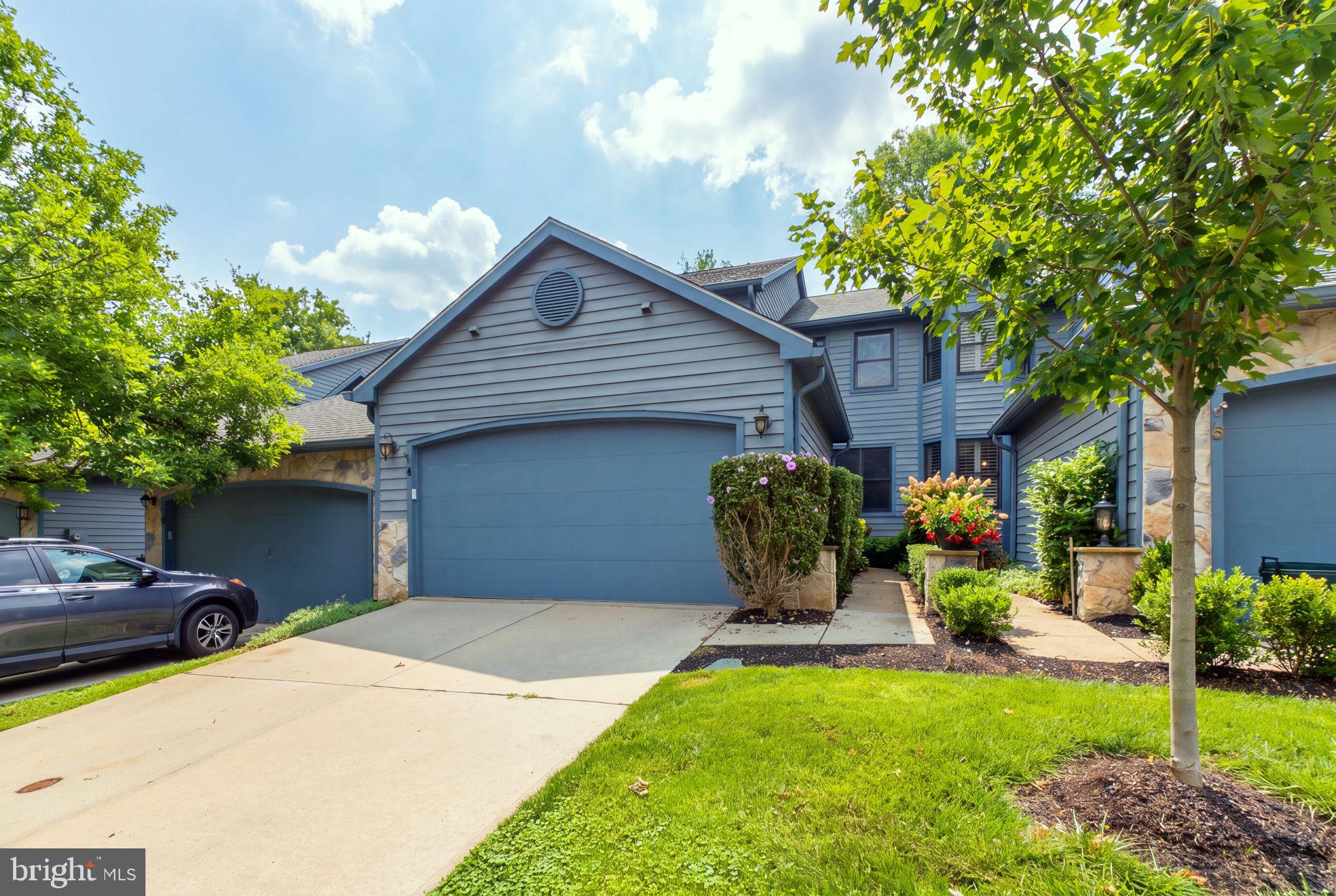 4 HILLSIDE COURT