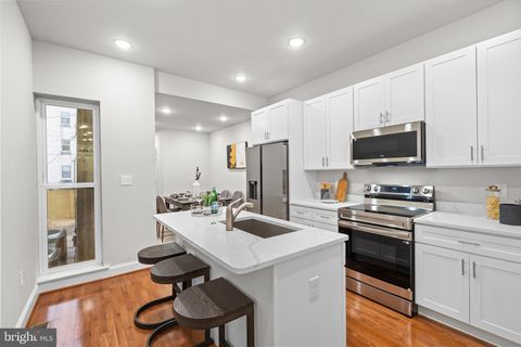 Townhouse For Sale - 2103 Mcculloh Street<br/> BALTIMORE, MD 21217