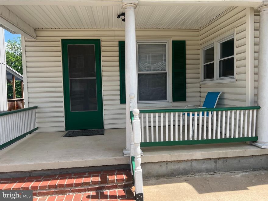 ALL UTILITIES INCLUDED- Water/Sewer, Electric, Heat, Internet and cable.  Coin washer and dryer on same level. One bedroom apartment on Main St Woodstock.
Credit score must be 650+ with good employment record